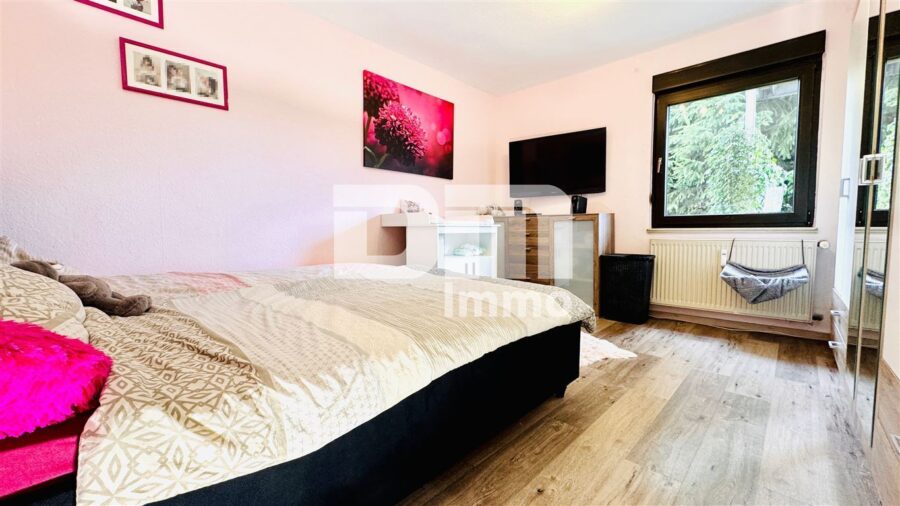 Helle Dreizimmerwohnung mit Terrasse + Stellplatz in saniertem Zweifamilienhaus - WE1 EG Schlafzimmer